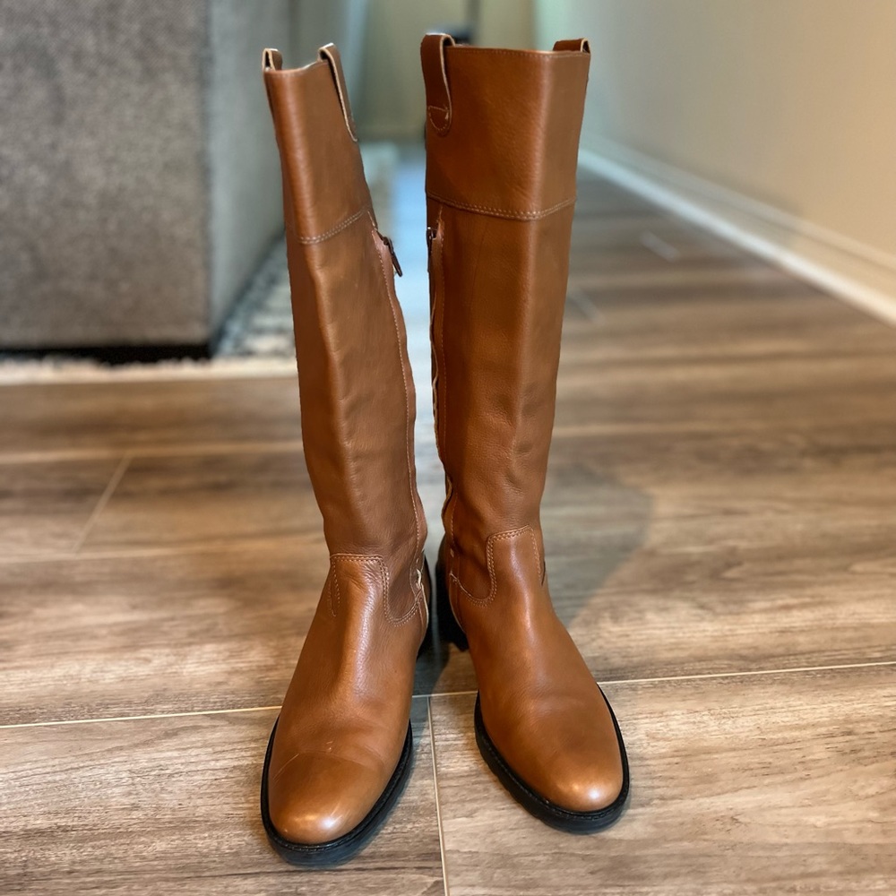 Banana Republic caramel leather low heel lug boot with zipper up the side 6.5
